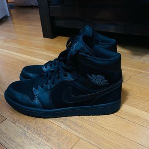 2018 Jordan 1 Mid Black Size 10.5